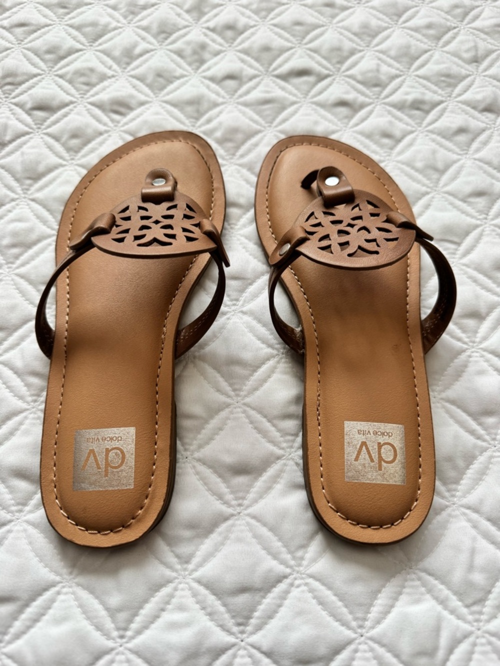 DV by Dolce Vita Candle Brown Cutout Medallion Toe-Post Sandals Size 3 - Picture 7 of 12